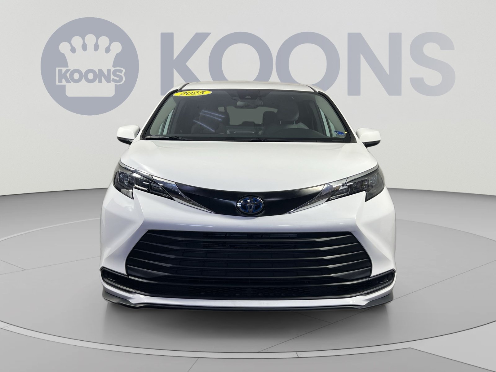 Used 2025 Toyota Sienna LE FWD image 11