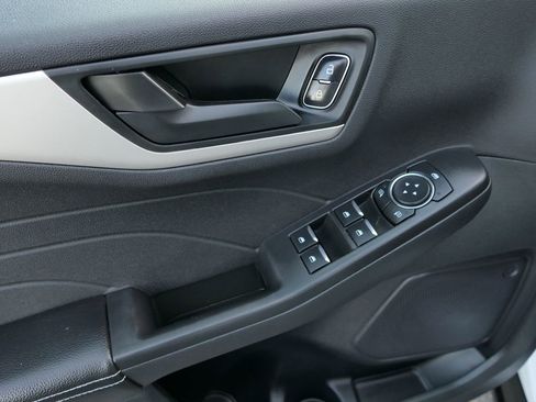 Used 2022 Ford Escape SE w/ SE Sport Appearance Package image 15