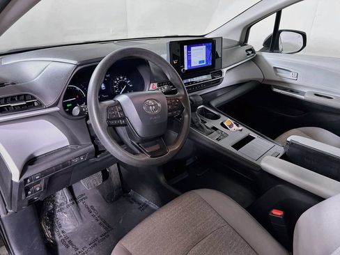 Certified 2025 Toyota Sienna LE FWD image 9