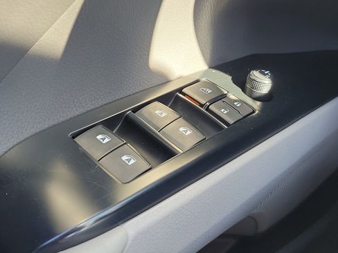 Used 2020 Toyota Camry SE image 27