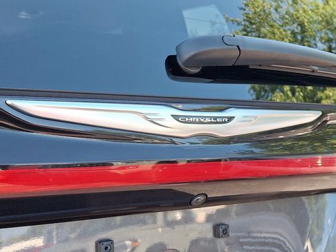 Certified 2023 Chrysler Pacifica Touring-L FWD image 32