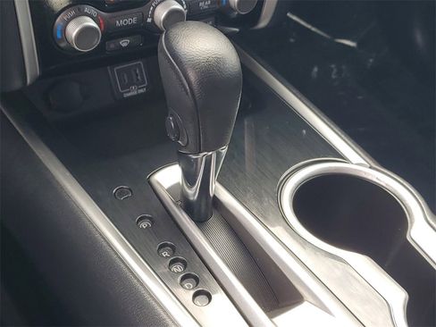 Used 2020 Nissan Pathfinder SV image 26