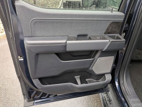 Used 2022 Ford F150 Lightning Lariat image 29