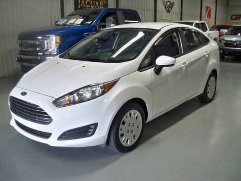 Used 2015 Ford Fiesta S image 1