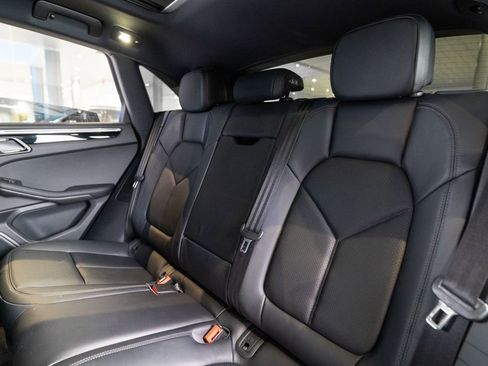 Certified 2025 Porsche Macan image 35