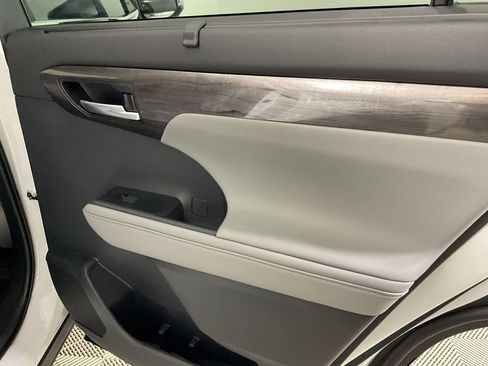 New 2026 Toyota Highlander Platinum AWD/4WD image 25