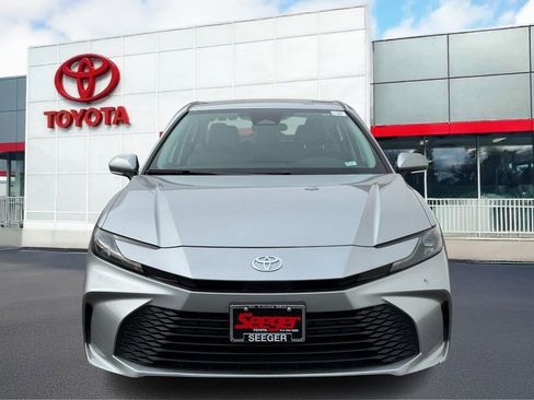 Used 2025 Toyota Camry LE image 7