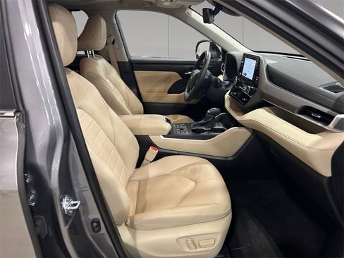 Used 2025 Toyota Highlander XLE image 17