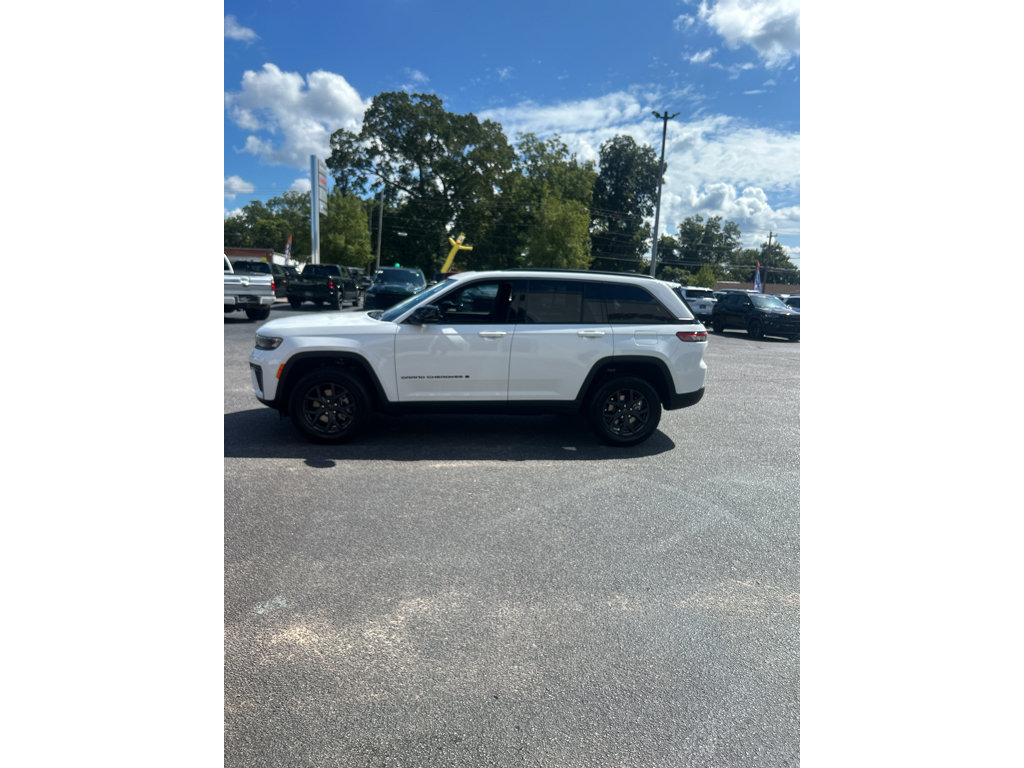 New 2027 Jeep Grand Cherokee Altitude RWD image 4