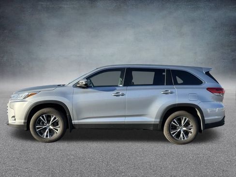 Used 2019 Toyota Highlander LE image 6