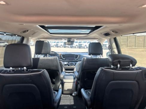 Used 2023 Chrysler Pacifica Limited FWD image 37