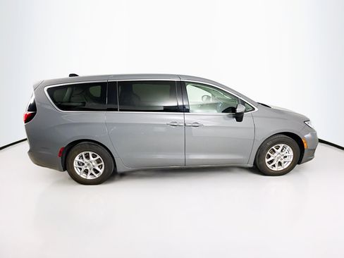 Used 2023 Chrysler Pacifica Touring-L image 2