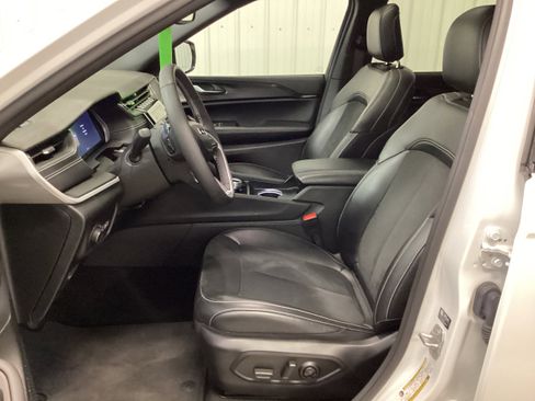 Used 2024 Jeep Grand Cherokee Altitude image 15