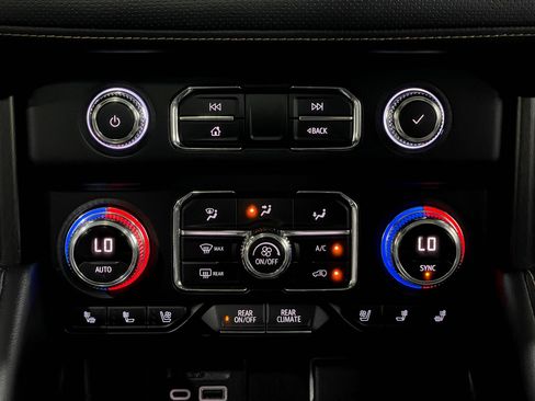 Used 2021 GMC Yukon AT4 w/ Technology Package AWD/4WD image 24