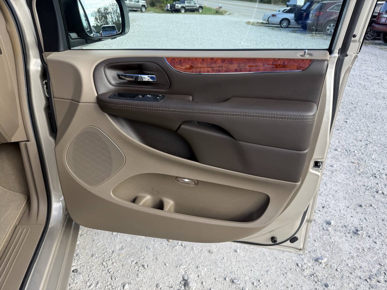Used 2015 Chrysler Town & Country Touring w/ Driver Convenience Group FWD image 13