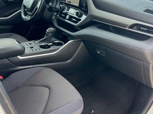 Used 2024 Toyota Highlander LE image 17