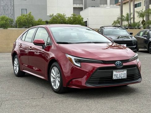 Used 2025 Toyota Corolla LE w/ LE Premium Package FWD image 2