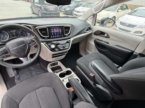 Used 2017 Chrysler Pacifica Touring FWD image 41