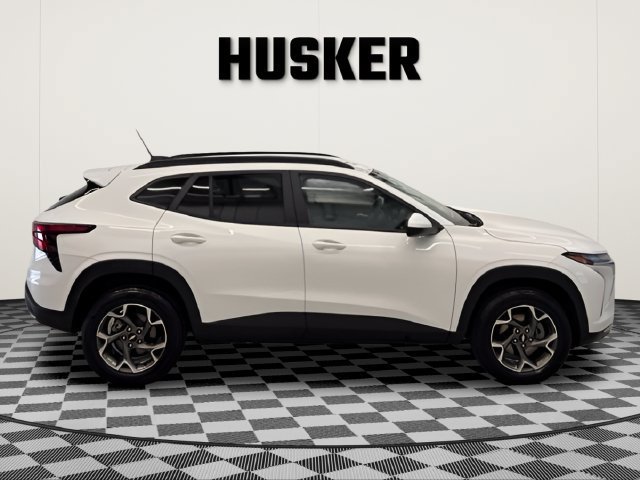 Certified 2025 Chevrolet Trax LT FWD image 2