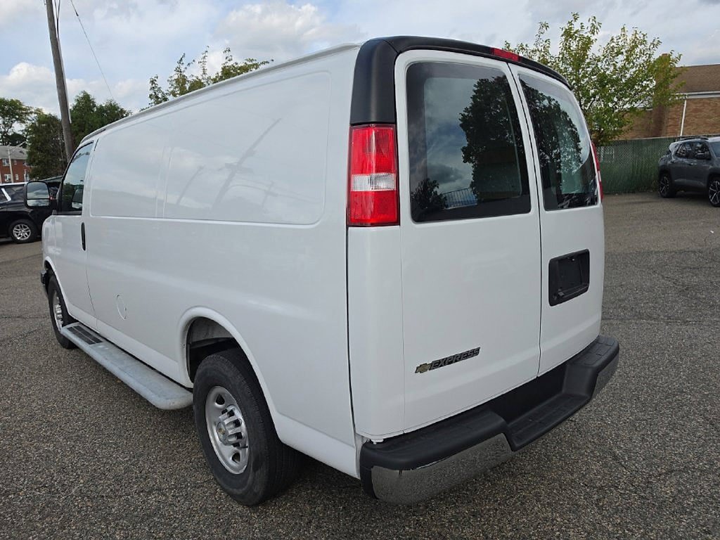 Used 2025 Chevrolet Express 2500 w/ Driver Convenience Package RWD image 5