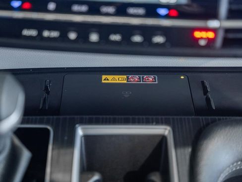 Used 2025 Toyota Sienna XLE image 25