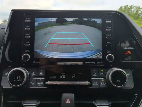 Used 2021 Toyota Highlander XLE FWD image 17