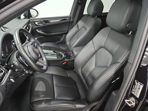 Certified 2023 Porsche Macan AWD/4WD image 5