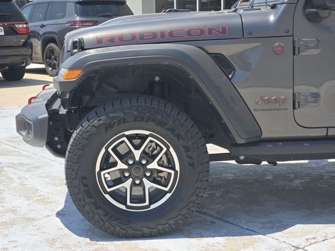 Used 2024 Jeep Gladiator Rubicon w/ Convenience Group AWD/4WD image 9