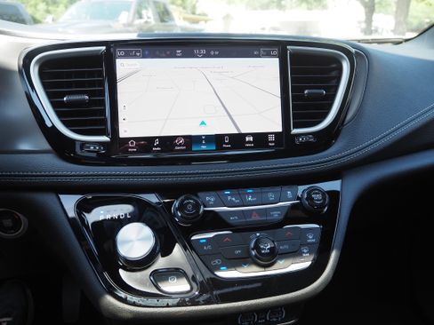 New 2025 Chrysler Pacifica Select w/ Uconnect Theater Family Group image 19