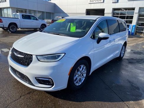 Used 2023 Chrysler Pacifica Touring-L image 9