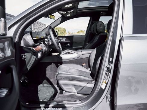 Used 2025 Mercedes-Benz Maybach GLS 600 4MATIC image 33