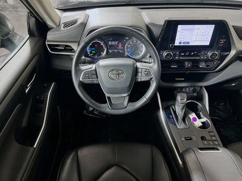 Used 2023 Toyota Highlander XLE AWD/4WD image 19