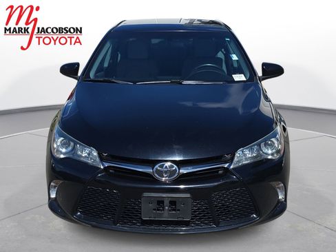 Used 2016 Toyota Camry SE image 2