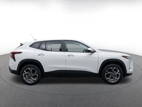 Used 2025 Chevrolet Trax LT FWD image 10