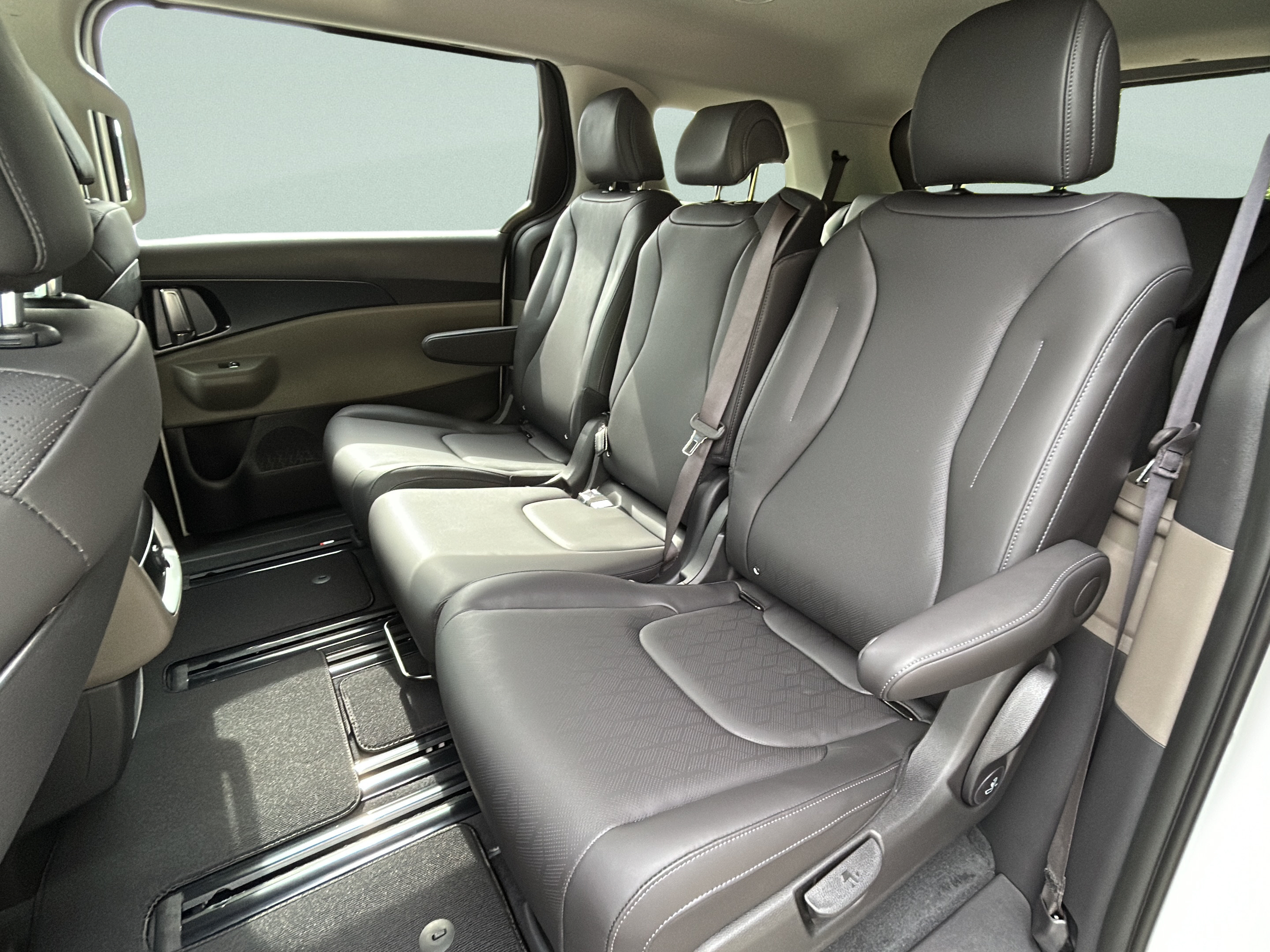 New 2027 Kia Carnival FWD image 14