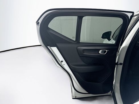 Used 2025 Volvo XC40 B5 Plus image 28