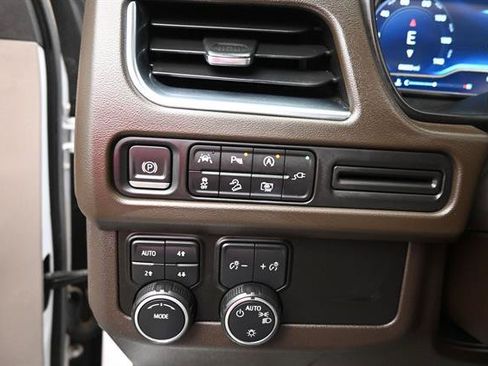 Used 2022 Chevrolet Suburban Z71 w/ Luxury Package AWD/4WD image 9