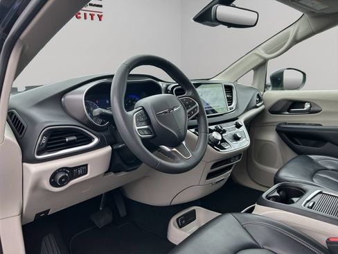 Used 2023 Chrysler Pacifica Touring-L FWD image 28