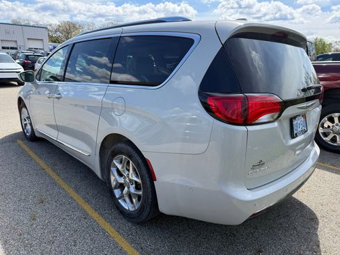 Used 2019 Chrysler Pacifica Limited w/ Advanced Safetytec Group FWD image 4