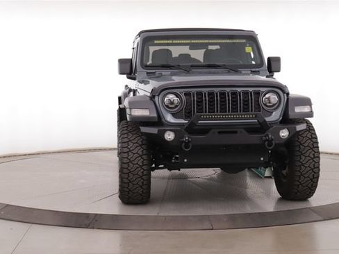 Used 2024 Jeep Gladiator Sport AWD/4WD image 12