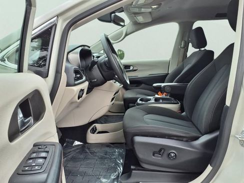 Used 2020 Chrysler Pacifica Touring w/ Tire & Wheel Group FWD image 17