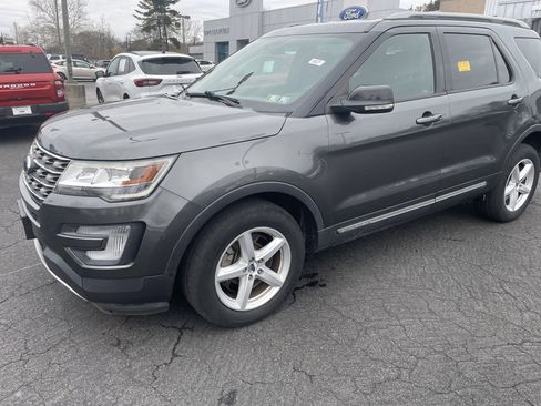 Used 2017 Ford Explorer XLT image 2