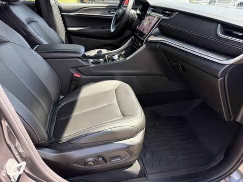 Used 2025 Jeep Grand Cherokee Limited w/ Luxury Tech Group II RWD image 14