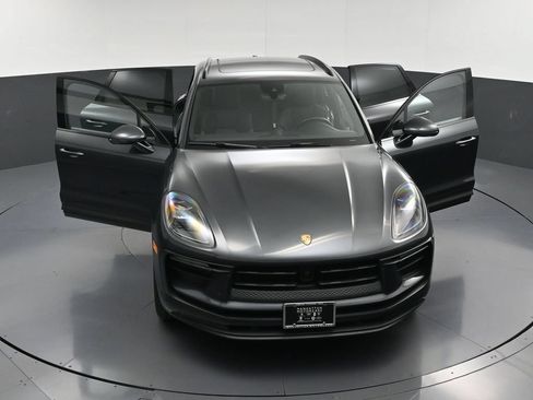 Certified 2023 Porsche Macan Turbo AWD/4WD image 33