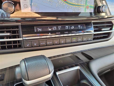 Used 2021 Toyota Sienna Platinum image 32