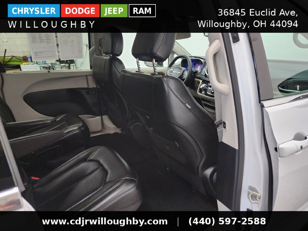 Used 2024 Chrysler Pacifica Touring-L FWD image 33