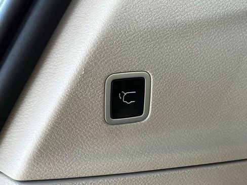 Used 2024 Chrysler Pacifica Select image 25