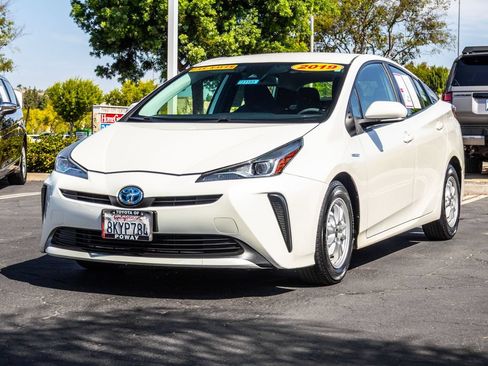 Used 2019 Toyota Prius L Eco w/ Carpet Mat Package FWD image 3