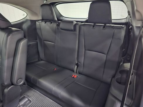 Used 2024 Toyota Highlander XLE AWD/4WD image 11