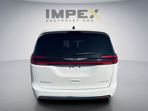 Used 2026 Chrysler Pacifica Limited FWD image 3